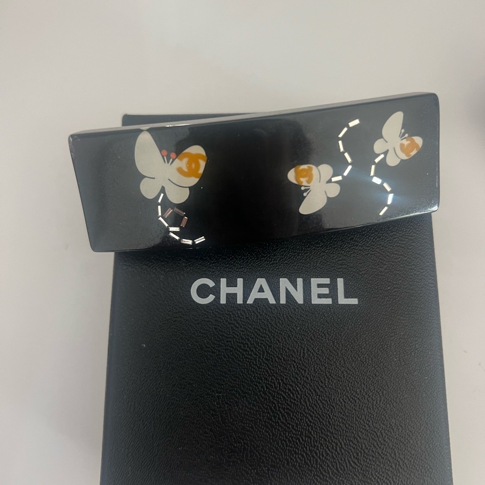 Brand new Chanel hair clip, beautifully designed in France